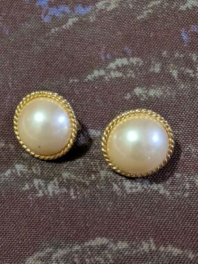 Marvella Vtg. Gold Toned Round Faux Pearl Cabochon Earrings with Rope Edges